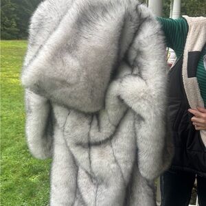 Luxurious faux Fur Coat with hood of shoulder rest